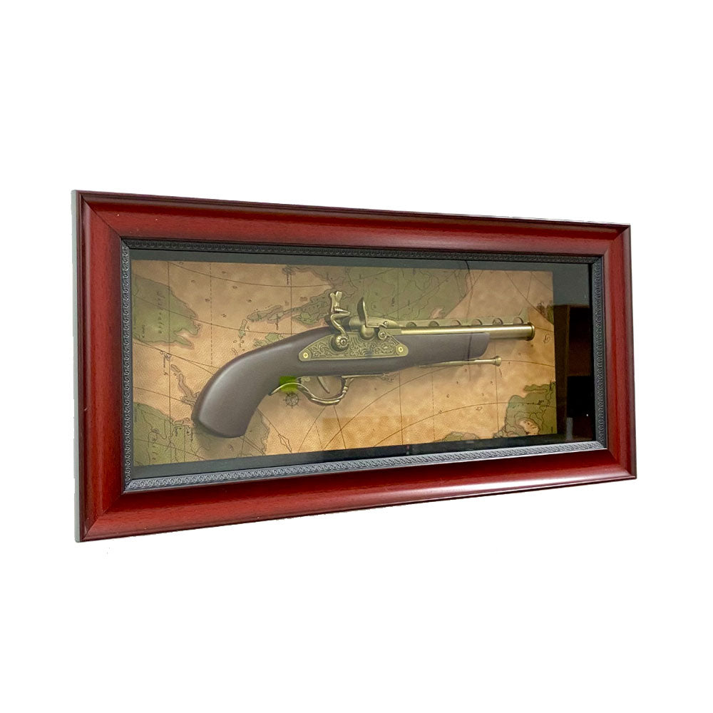 Pistola da duellanti vintage in una decorazione di parete con cornice